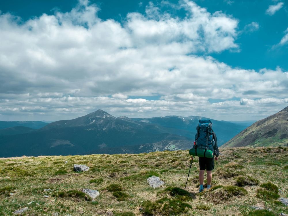 Estrada com pegadas, simbolizando o começo de uma jornada de transformação pessoal e mudança