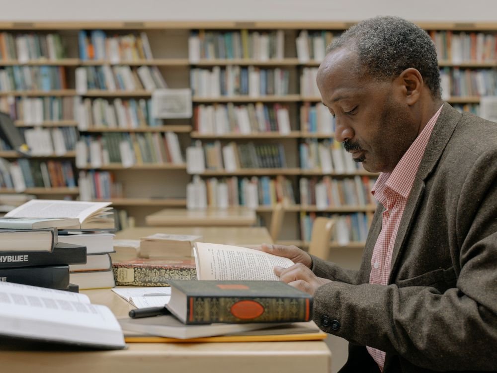 Pessoa lendo um livro, simbolizando o progresso contínuo por meio de pequenos passos diários.