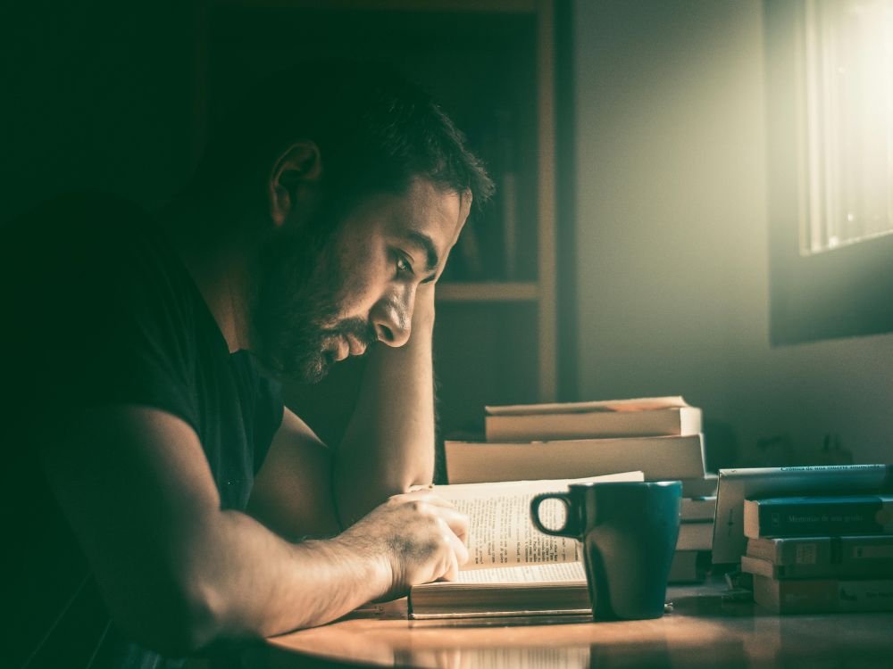 Pessoa lendo um livro, refletindo sobre autoconhecimento e desenvolvimento do mindset de crescimento