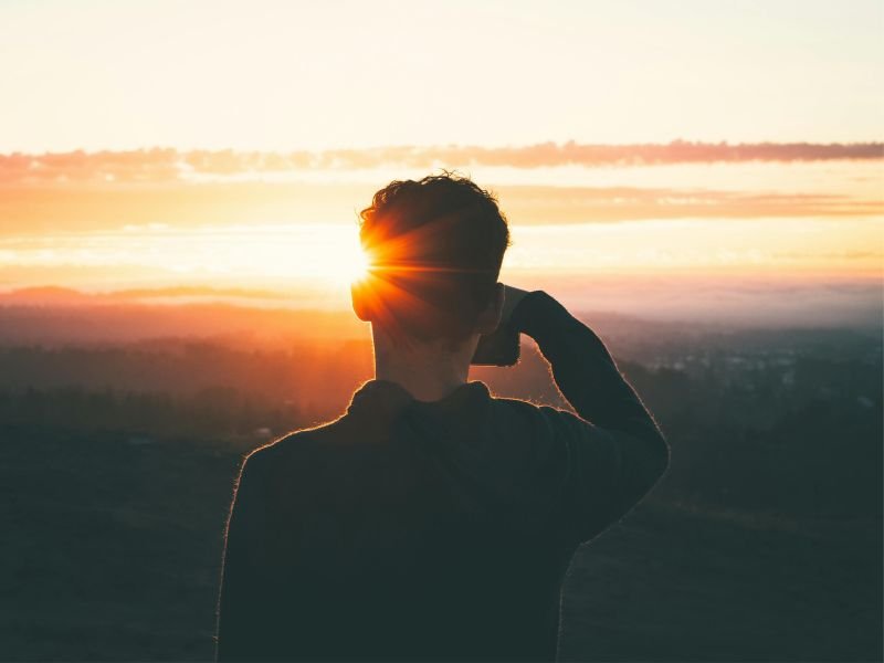 Amanhecer representando o processo de mudar mindset, com o surgimento de uma nova mentalidade e clareza.
