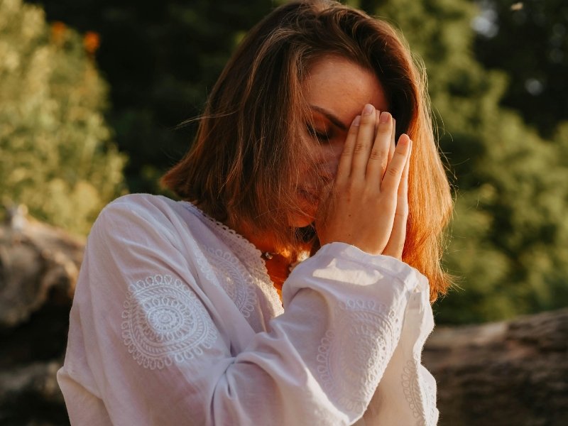 pessoa em oração silenciosa, simbolizando fé e dor emocional