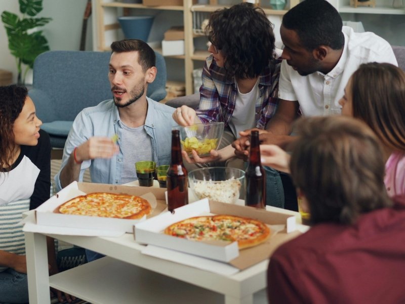 grupo de pessoas conversando com leveza e conexão, representando apoio mútuo e mentalidade de crescimento
