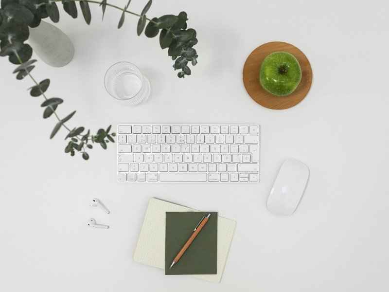 mesa com garrafa de água, criar uma vida mais saudável